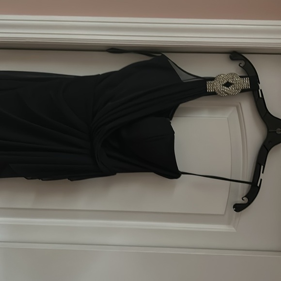 Navy blue xscape dress with side ruching. One shower with broached detail - Picture 4 of 5